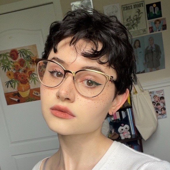 Meet your Posher, Olivia - Picture 1 of 1